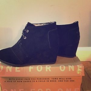 Toms black wedges